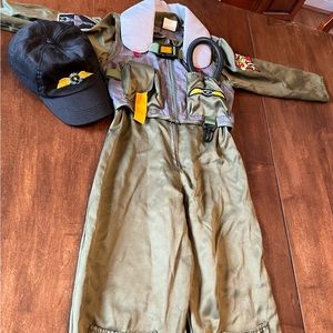 Pilot Costume: Uniform with badges + Hat! Kids Size 5-6. Great condition!